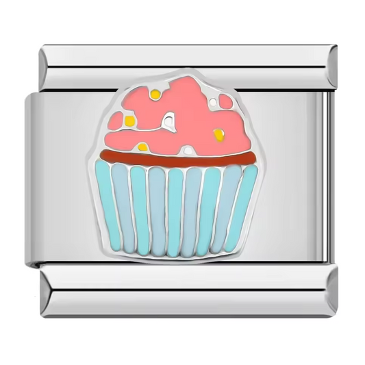 Ce charm italien gourmand représente un cupcake délicatement travaillé, symbole de douceur et de plaisir sucré. Confectionné en acier inoxydable argenté de haute qualité, il séduit par ses détails fins et son éclat durable. Facile à fixer, il s’adapte parfaitement à nos bracelets composés de 17 maillons extensibles et réglables, adaptés à tous les poignets. Compatible avec tous nos charms italiens, ce bijou sucré apporte une touche charmante et joyeuse à votre collection.