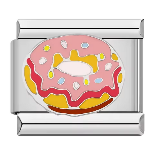Ce charm italien gourmand représente un donut délicatement travaillé, symbole de douceur et de plaisir sucré. Confectionné en acier inoxydable argenté de haute qualité, il séduit par ses détails fins et son éclat durable. Facile à fixer, il s’adapte parfaitement à nos bracelets composés de 17 maillons extensibles et réglables, adaptés à tous les poignets. Compatible avec tous nos charms italiens, ce bijou sucré apporte une touche joyeuse et gourmande à votre collection.