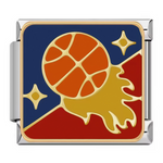 Ce charm italien met en scène un&nbsp;ballon de basketball orange en plein vol, avec flammes dorées derrière comme un effet de vitesse, sur fond bleu marine et rouge. Ce design explosif est parfait pour les fans de basket qui veulent symboliser l’énergie du jeu sur leur bracelet à charms italien.
