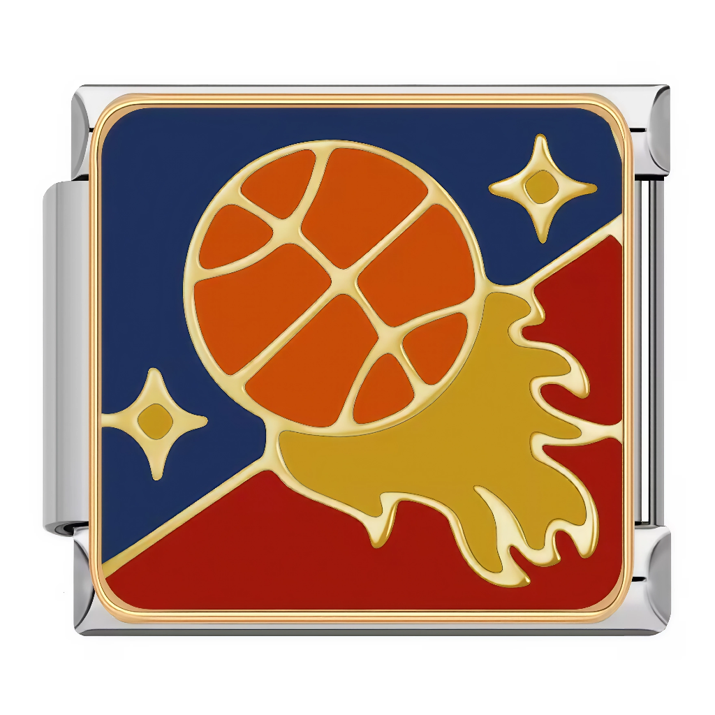 Ce charm italien met en scène un&nbsp;ballon de basketball orange en plein vol, avec flammes dorées derrière comme un effet de vitesse, sur fond bleu marine et rouge. Ce design explosif est parfait pour les fans de basket qui veulent symboliser l’énergie du jeu sur leur bracelet à charms italien.