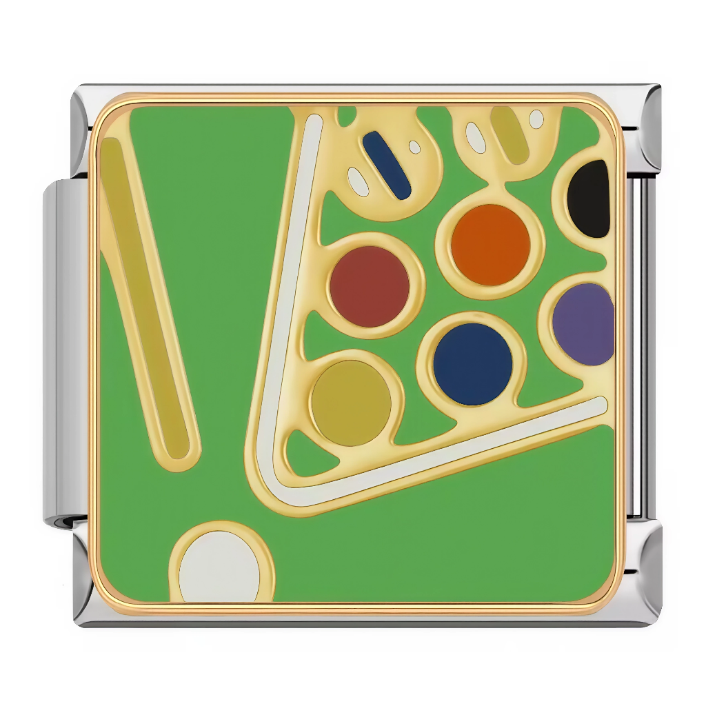 Ce charm italien reproduit un&nbsp;tapis de billard vert avec billes numérotées multicolores (noire, orange, rouge, violet, bleu, jaune). Ce motif ludique est idéal pour les joueurs de billard ou pool qui veulent un clin d’œil à leur loisir préféré sur un bracelet à charms italien.