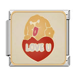 Ce charm italien représente un chien beige attendrissant posé sur un grand cœur rouge portant l’inscription&nbsp;“LOVE U” en lettres crème. Il est idéal pour les amoureux des chiens qui veulent associer affection et passion pour leur compagnon à quatre pattes sur un bracelet à charms italien.