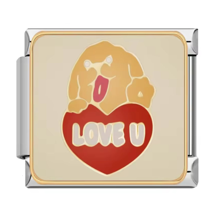 Ce charm italien représente un chien beige attendrissant posé sur un grand cœur rouge portant l’inscription&nbsp;“LOVE U” en lettres crème. Il est idéal pour les amoureux des chiens qui veulent associer affection et passion pour leur compagnon à quatre pattes sur un bracelet à charms italien.