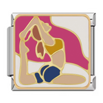 Ce charm italien illustre une&nbsp;femme en posture de yoga, dans une pose assise avec les jambes croisées et les mains en mudra, sur fond rose. Ce design zen et coloré est parfait pour les pratiquantes de yoga qui veulent symboliser bien-être et équilibre sur leur bracelet à charms italien.