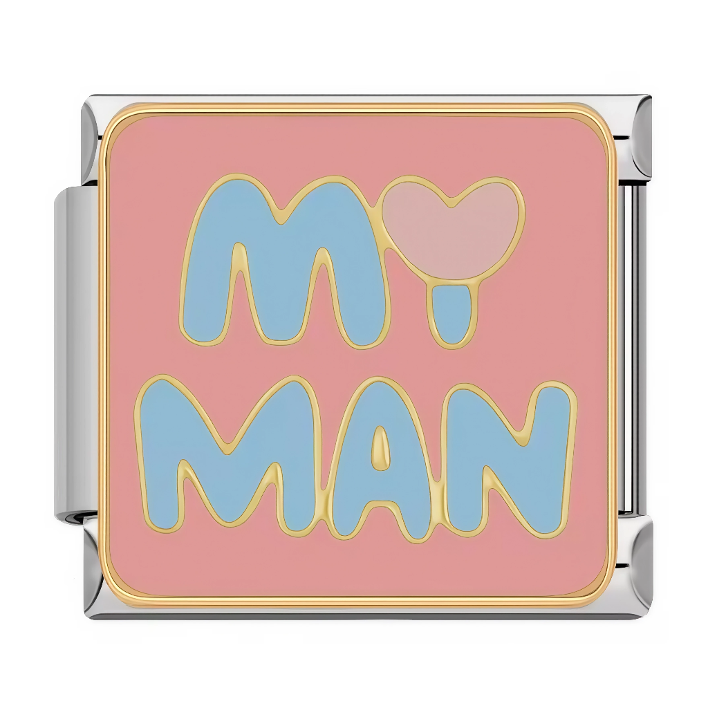 Ce charm italien affiche l’inscription&nbsp;“My Man” en grosses lettres bleu pastel, avec un cœur rose à la place du “y”, sur un fond rose poudré encadré de doré. Il est parfait pour représenter son compagnon ou une personne masculine chère, à porter ou à offrir sur un bracelet à charms italien.