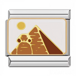 Ce charm italien montre une pyramide égyptienne (Gizeh) en marron-orangé avec soleil jaune au-dessus, sur fond blanc sable. Ce symbole antique est parfait pour les passionnés d’histoire ou de voyages qui veulent mystère sur leur bracelet à charms italien.
