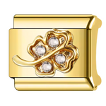 Ce charm italien doré, en forme de trèfle à 4 feuilles, est orné d’une pierre brillante délicatement incrustée dans chaque feuille. Fabriqué en acier inoxydable de haute qualité avec un revêtement doré élégant, il allie résistance et raffinement. Facile à fixer, il s’adapte parfaitement à nos bracelets composés de 17 maillons de charms, qui s’étendent et se contractent pour un ajustement idéal à votre poignet. Tous nos charms italiens sont compatibles entre eux, vous permettant de personnaliser votre bijou 