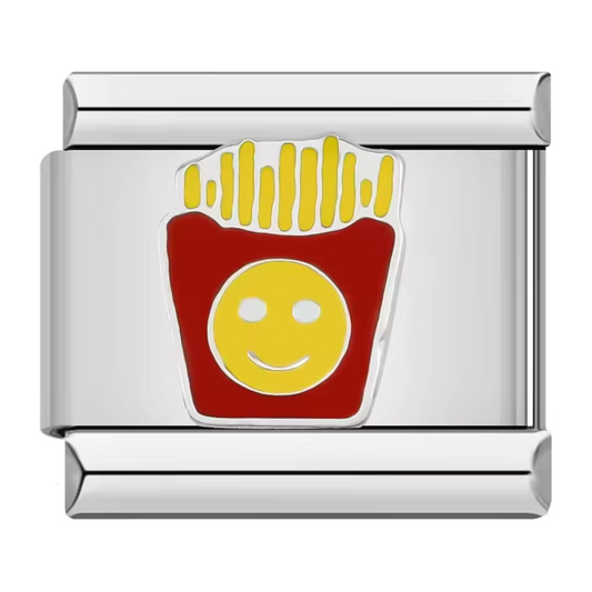 Ce charm italien gourmand représente un sachet de frites croustillantes, symbole de plaisir simple et convivial. Confectionné en acier inoxydable argenté de haute qualité, il séduit par ses détails précis et son éclat durable. Facile à fixer, il s’adapte parfaitement à nos bracelets composés de 17 maillons extensibles et réglables, adaptés à tous les poignets. Compatible avec tous nos charms italiens, ce bijou amusant apporte une touche ludique et gourmande à votre collection.