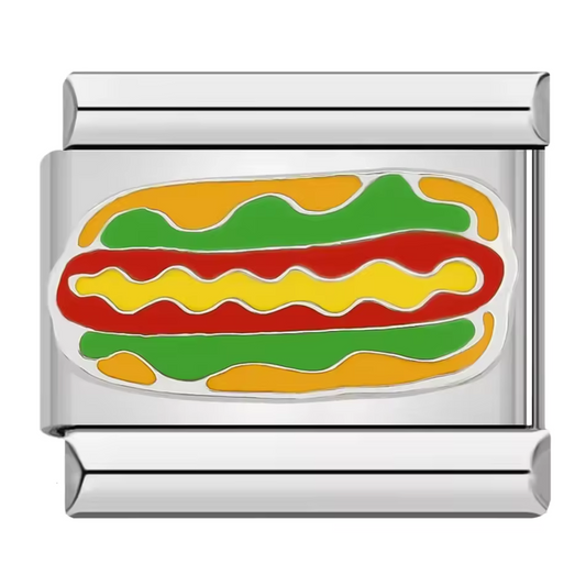 Ce charm italien gourmand représente un hot dog savoureux et détaillé, symbole de plaisir et de convivialité. Confectionné en acier inoxydable argenté de haute qualité, il séduit par ses finitions précises et son éclat durable. Facile à fixer, il s’adapte parfaitement à nos bracelets composés de 17 maillons extensibles et réglables, adaptés à tous les poignets. Compatible avec tous nos charms italiens, ce bijou gourmand apporte une touche fun et originale à votre collection.