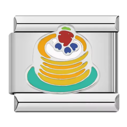 Ce charm italien gourmand représente une pile de pancakes délicatement détaillée, symbole de douceur et de convivialité matinale. Confectionné en acier inoxydable argenté de haute qualité, il séduit par ses finitions soignées et son éclat durable. Facile à fixer, il s’adapte parfaitement à nos bracelets composés de 17 maillons extensibles et réglables, adaptés à tous les poignets. Compatible avec tous nos charms italiens, ce bijou chaleureux apporte une touche gourmande et joyeuse à votre collection.