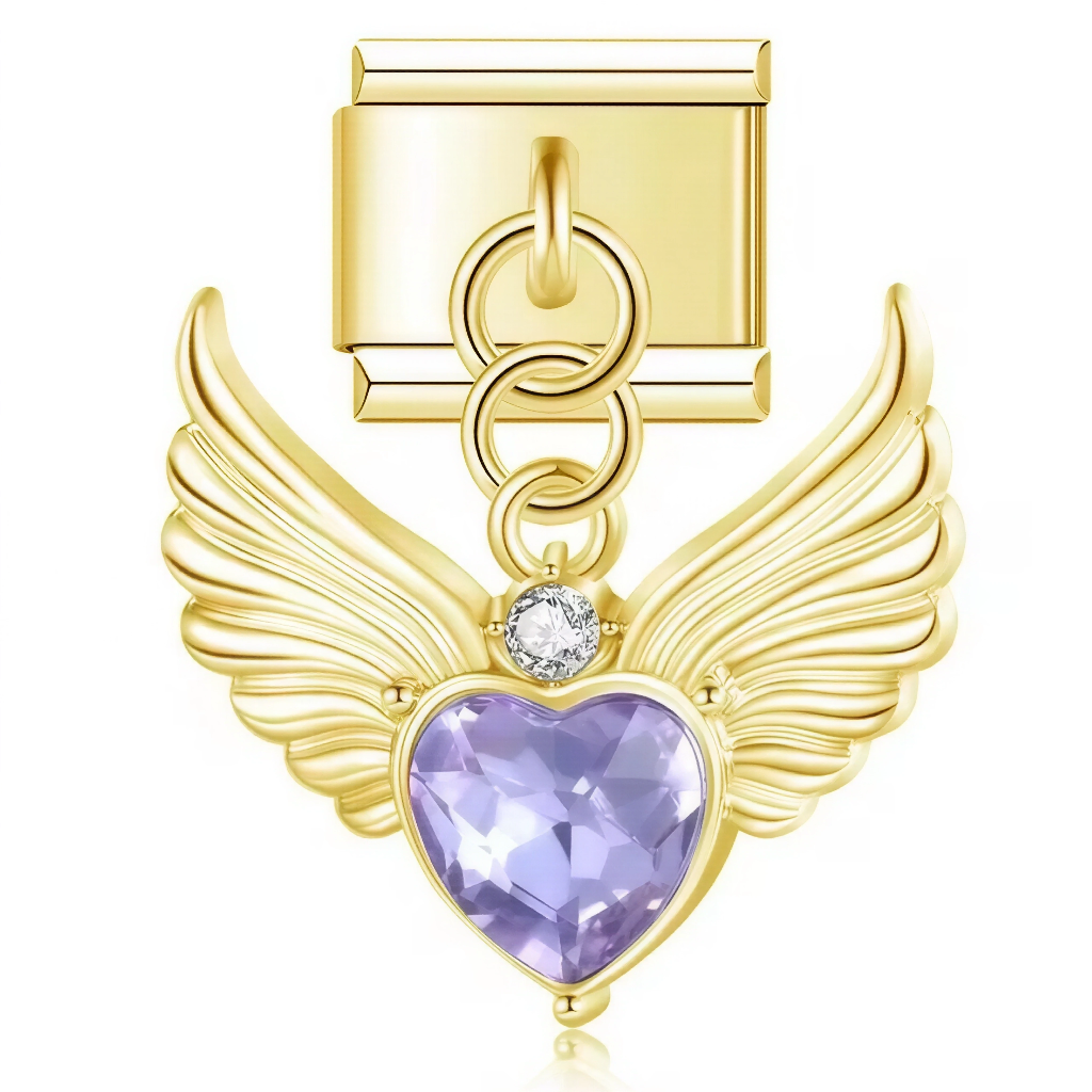 Ce charm italien raffiné présente un cœur violet en cristal taillé encadré par deux ailes d’ange dorées magnifiquement sculptées. Un brillant transparent met en valeur la structure aérienne. La plaque rectangulaire et les anneaux apportent une touche contemporaine idéale pour personnaliser un bracelet à charms italien. Ce bijou lumineux est parfait pour symboliser la protection, l’amour et l’inspiration céleste.