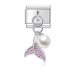 Ce charm pendentif italien en acier inoxydable argenté représente un dauphin formant un cœur délicat, agrémenté d’une perle au centre. Disponible en bleu, rose ou vert, il incarne la tendresse et l’élégance marine. Parfait pour personnaliser votre bracelet, ce pendentif s’adapte à nos bracelets composés de 17 maillons extensibles et réglables, convenant à toutes les tailles de poignet. Compatible avec tous nos charms italiens, il est idéal pour ajouter une touche raffinée et océanique à votre collection.
