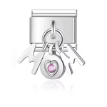 Ce charm pendentif italien en acier inoxydable argenté est gravé du mot “MOM”, avec un petit cœur délicatement inséré dans la lettre “O”. Symbole d’amour et de tendresse, il constitue un cadeau idéal pour célébrer les mamans. Facile à fixer, ce pendentif s’adapte à nos bracelets composés de 17 maillons extensibles et réglables, convenant à toutes les tailles de poignet. Compatible avec tous nos charms italiens, il apportera une touche sentimentale et élégante à votre bijou personnalisé.