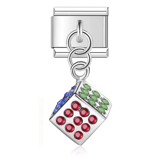 Ce charm italien pendentif en forme de dé 3D est orné de pierres colorées délicatement incrustées sur chaque face, représentant les chiffres. Fabriqué en acier inoxydable de haute qualité, il allie robustesse et éclat grâce à ses détails colorés. Ce pendentif s’attache facilement à vos bracelets ou colliers, apportant une touche ludique et raffinée à votre bijou. Tous nos charms italiens sont compatibles entre eux, vous permettant de personnaliser votre style selon vos envies.