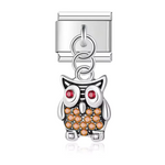 Ce charm italien pendentif en acier inoxydable argenté représente un hibou délicat, orné d’une pierre brillante orange sur le ventre qui apporte une touche chaleureuse et lumineuse. Symbole de sagesse et de mystère, ce bijou élégant ajoute une note raffinée et originale à votre bracelet. Le format pendentif apporte du mouvement et met en valeur l’éclat de la pierre à chaque geste. Facile à accrocher, il s’adapte à nos bracelets composés de 17 maillons extensibles et réglables, convenant à toutes les tailles