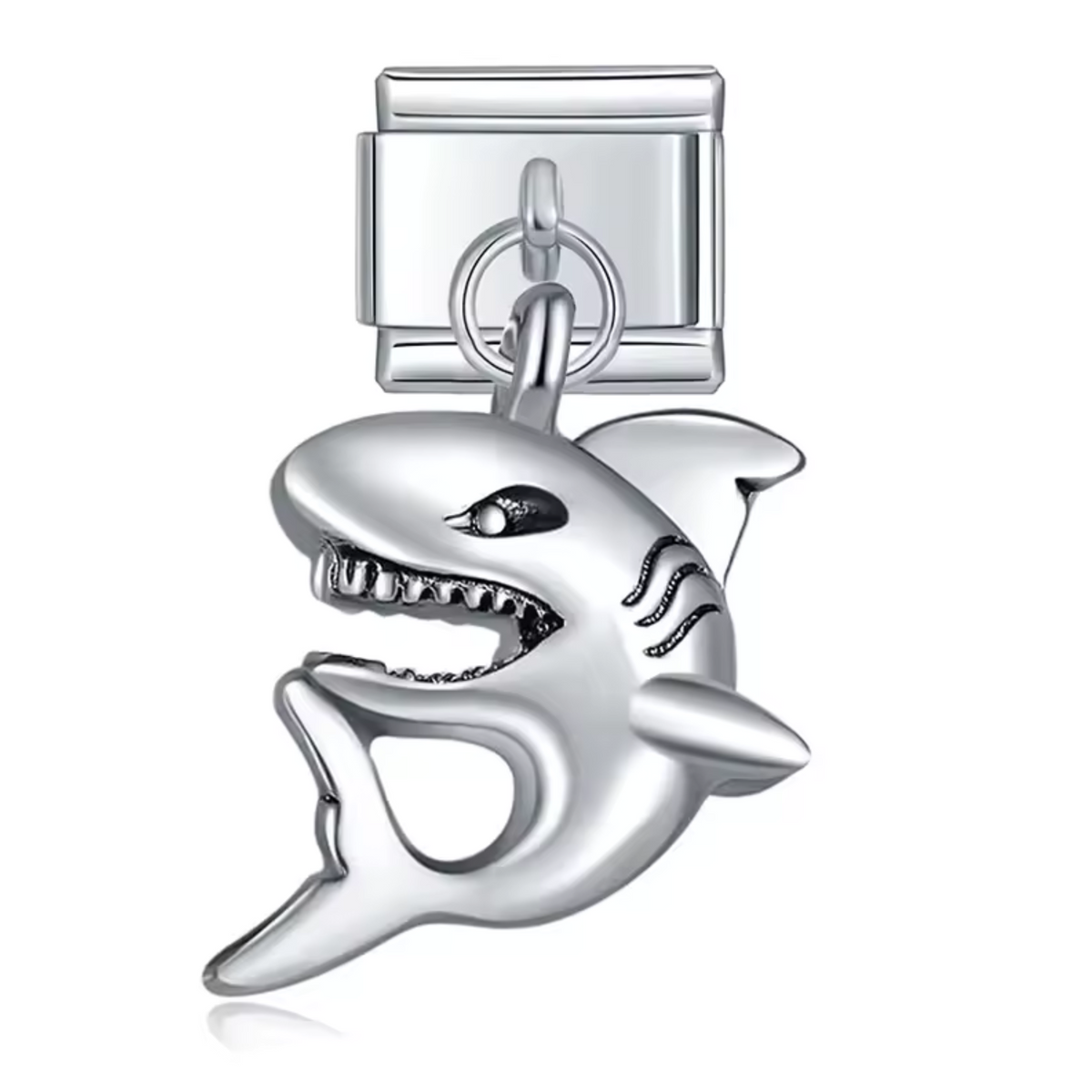 Ce charm italien pendentif en acier inoxydable argenté capture la silhouette dynamique d’un requin élégant, symbole de puissance et de liberté. Son design épuré et moderne apporte une touche audacieuse et sophistiquée à votre bracelet. Le format pendentif ajoute du mouvement, mettant en valeur la finesse des détails à chaque geste. Facile à accrocher, il s’adapte parfaitement à nos bracelets composés de 17 maillons extensibles et réglables, convenant à toutes les tailles de poignet. Compatible avec tous nos