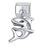 Ce charm italien pendentif en acier inoxydable argenté capture la silhouette dynamique d’un requin élégant, symbole de puissance et de liberté. Son design épuré et moderne apporte une touche audacieuse et sophistiquée à votre bracelet. Le format pendentif ajoute du mouvement, mettant en valeur la finesse des détails à chaque geste. Facile à accrocher, il s’adapte parfaitement à nos bracelets composés de 17 maillons extensibles et réglables, convenant à toutes les tailles de poignet. Compatible avec tous nos