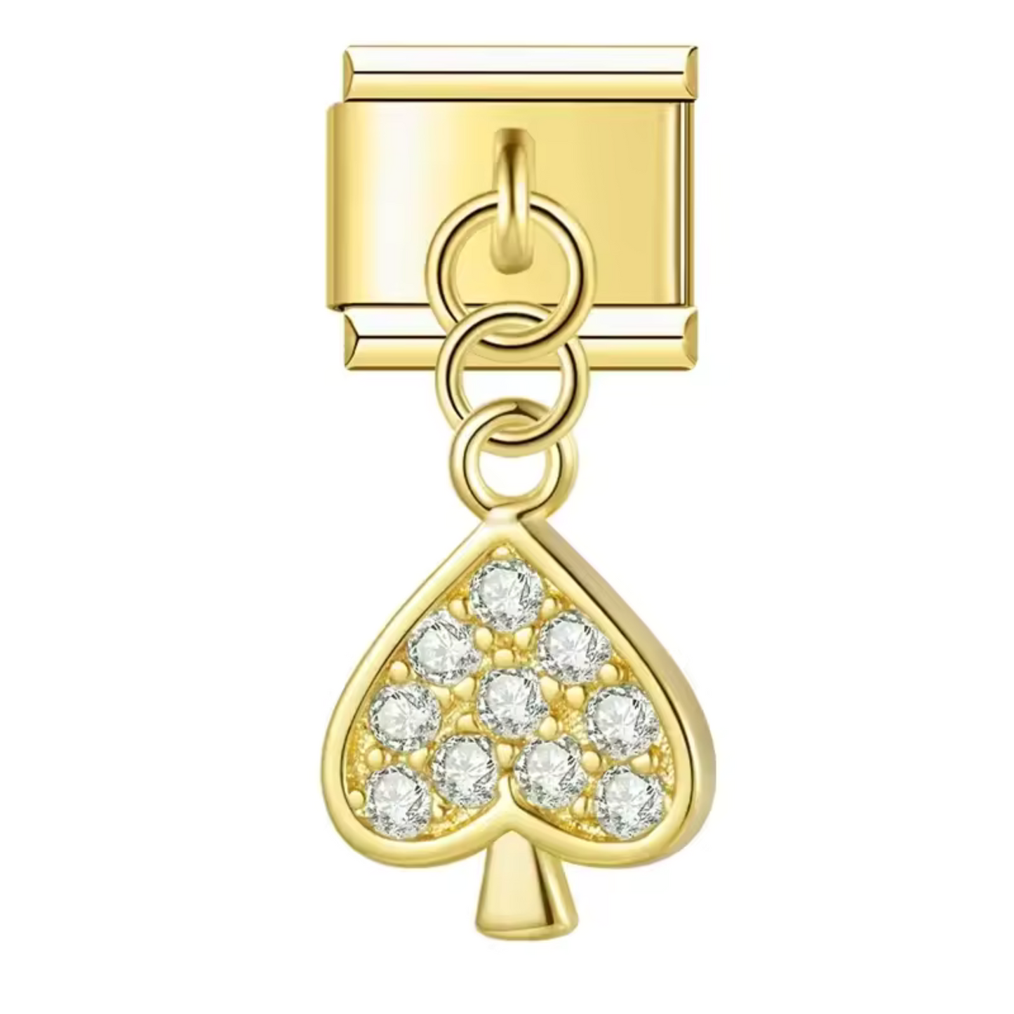 Ce charm italien pendentif doré en forme d’As de Pique est orné d’une pierre blanche étincelante, apportant une touche d’élégance à ce symbole emblématique. Fabriqué en acier inoxydable de haute qualité avec une finition dorée raffinée, il allie robustesse et sophistication. Ce pendentif s’attache facilement à vos bracelets ou colliers, vous permettant de personnaliser vos bijoux avec style. Tous nos charms italiens sont compatibles entre eux, offrant une grande liberté de création.