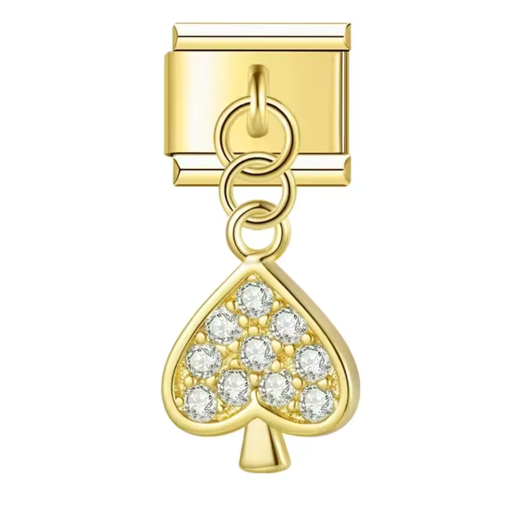 Ce charm italien pendentif doré en forme d’As de Pique est orné d’une pierre blanche étincelante, apportant une touche d’élégance à ce symbole emblématique. Fabriqué en acier inoxydable de haute qualité avec une finition dorée raffinée, il allie robustesse et sophistication. Ce pendentif s’attache facilement à vos bracelets ou colliers, vous permettant de personnaliser vos bijoux avec style. Tous nos charms italiens sont compatibles entre eux, offrant une grande liberté de création.