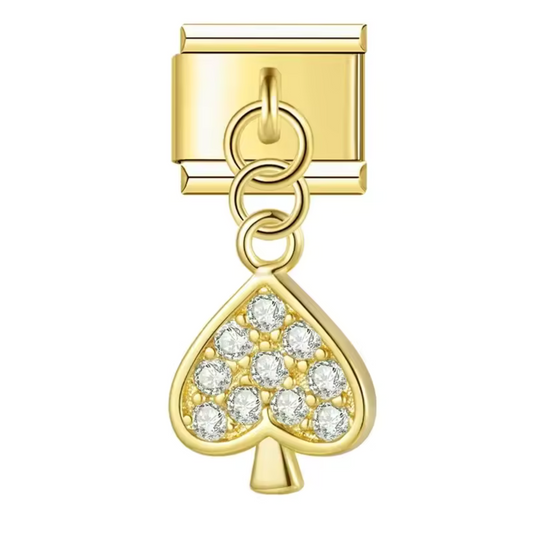 Ce charm italien pendentif doré en forme d’As de Pique est orné d’une pierre blanche étincelante, apportant une touche d’élégance à ce symbole emblématique. Fabriqué en acier inoxydable de haute qualité avec une finition dorée raffinée, il allie robustesse et sophistication. Ce pendentif s’attache facilement à vos bracelets ou colliers, vous permettant de personnaliser vos bijoux avec style. Tous nos charms italiens sont compatibles entre eux, offrant une grande liberté de création.
