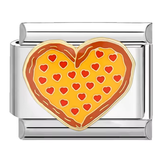 Ce charm italien original représente une pizza délicieuse et chaleureuse, joliment façonnée en forme de cœur. Confectionné en acier inoxydable argenté de haute qualité, il séduit par ses détails précis et son éclat durable. Facile à fixer, il s’intègre parfaitement à nos bracelets composés de 17 maillons extensibles et réglables, adaptés à tous les poignets. Compatible avec tous nos charms italiens, ce bijou gourmand apporte une touche fun et pleine d’amour à votre collection.