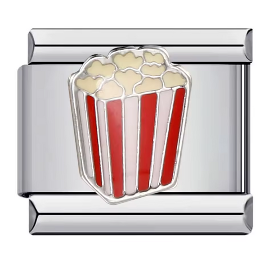 Ce charm italien gourmand représente un sachet de popcorn détaillé, symbole de plaisir et de convivialité. Confectionné en acier inoxydable argenté de haute qualité, il séduit par ses finitions précises et son éclat durable. Facile à fixer, il s’adapte parfaitement à nos bracelets composés de 17 maillons extensibles et réglables, adaptés à tous les poignets. Compatible avec tous nos charms italiens, ce bijou ludique apporte une touche fun et gourmande à votre collection.