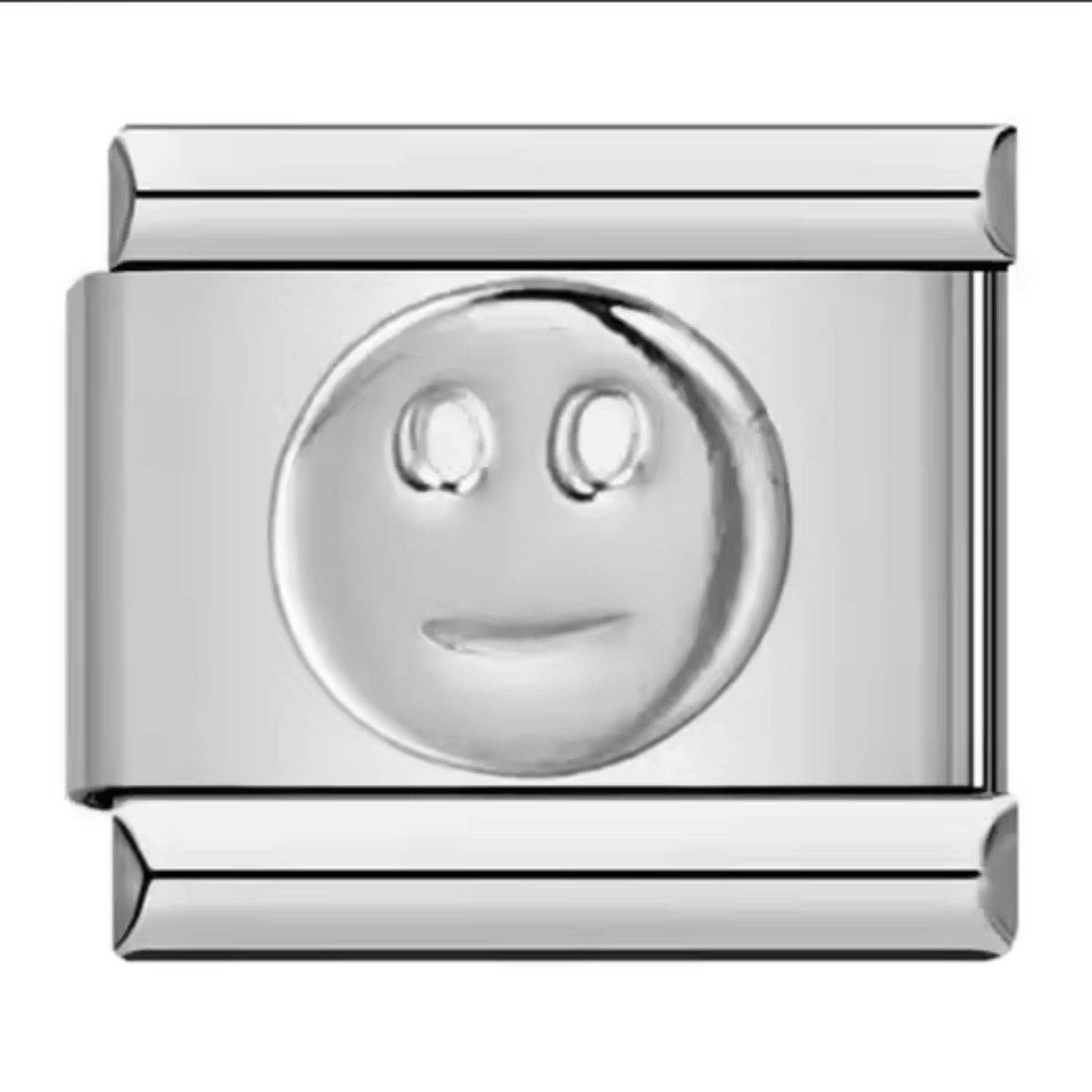 Ce charm italien argenté arbore un smiley rayonnant, symbole universel de bonne humeur et d’ondes positives. Sa finition brillante capture la lumière et reflète une énergie pétillante, parfaite pour illuminer n’importe quel bracelet. En métal argenté de qualité, il marie simplicité ludique et élégance discrète, pour un bijou qui célèbre la joie de vivre au quotidien.