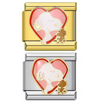 Ce charm italien élégant présente Snoopy niché dans un cœur rouge vibrant, accompagné de Woodstock à ses côtés, pour un duo tendre et complice. Réalisé en acier inoxydable avec des finitions argentées et dorées, il allie brillance et raffinement tout en garantissant robustesse et qualité. Facile à fixer, il s’adapte aux bracelets composés de 17 maillons extensibles et réglables, adaptés à toutes les tailles de poignet. Compatible avec tous nos charms italiens, ce bijou apporte une touche romantique et chale
