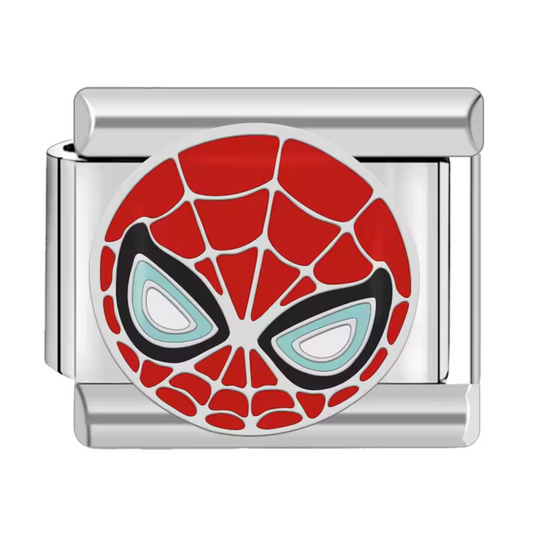 Ce charm italien dynamique met en avant le masque emblématique de Spider-Man, symbole d’agilité, courage et héroïsme. Confectionné en acier inoxydable argenté de haute qualité, il séduit par ses détails précis et son éclat durable. Facile à fixer, il se glisse parfaitement sur nos bracelets composés de 17 maillons extensibles et réglables, adaptés à tous les poignets. Compatible avec tous nos charms italiens, ce bijou est parfait pour apporter une touche d’aventure et de modernité à votre collection.