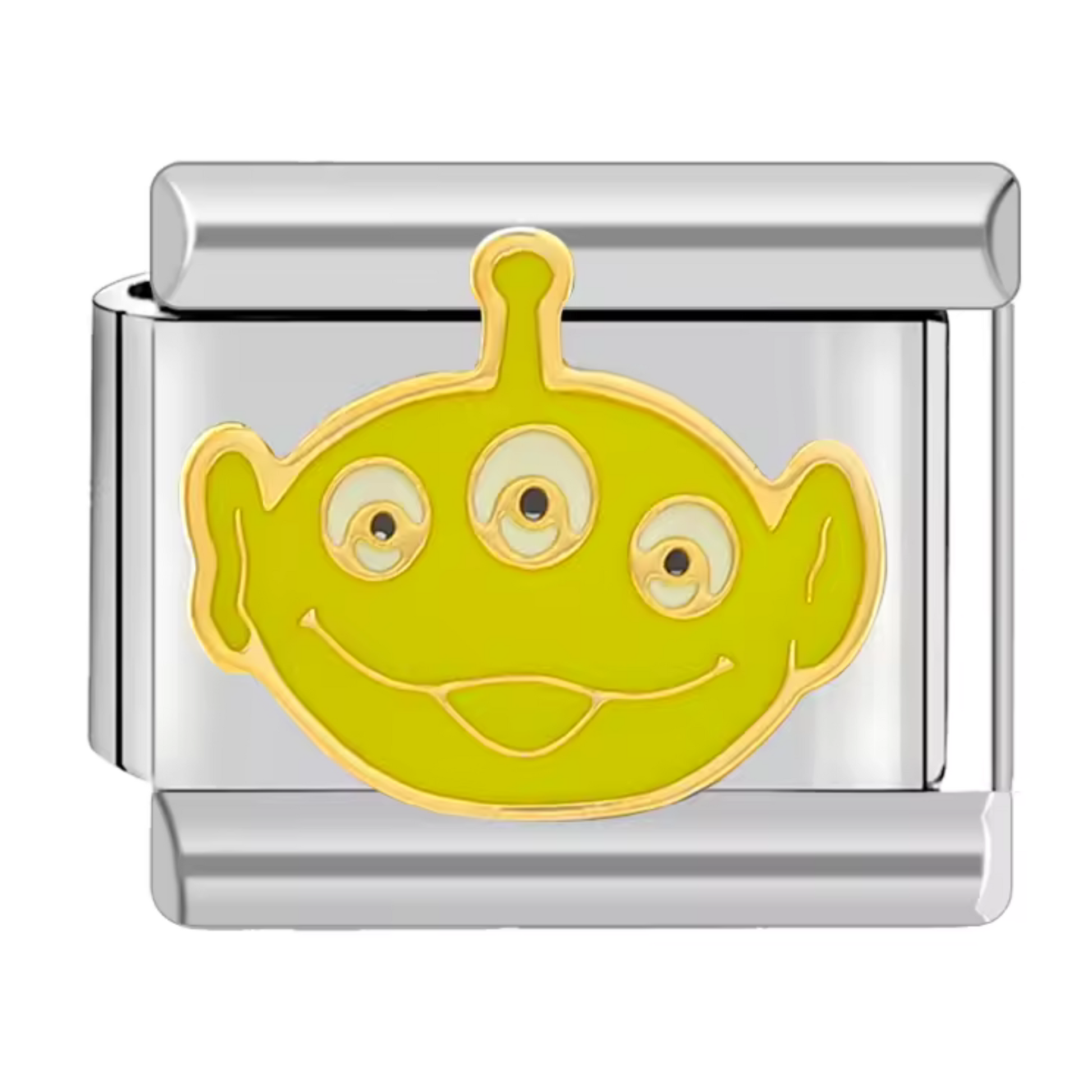 Ce charm italien amusant représente le visage souriant de l’Alien, personnage culte de Toy Story. Confectionné en acier inoxydable argenté de haute qualité, il séduit par ses détails précis et sa brillance durable. Facile à fixer, il se glisse parfaitement sur nos bracelets composés de 17 maillons extensibles et réglables, adaptés à tous les poignets. Compatible avec tous nos charms italiens, ce bijou est idéal pour apporter une touche ludique et originale à votre collection.