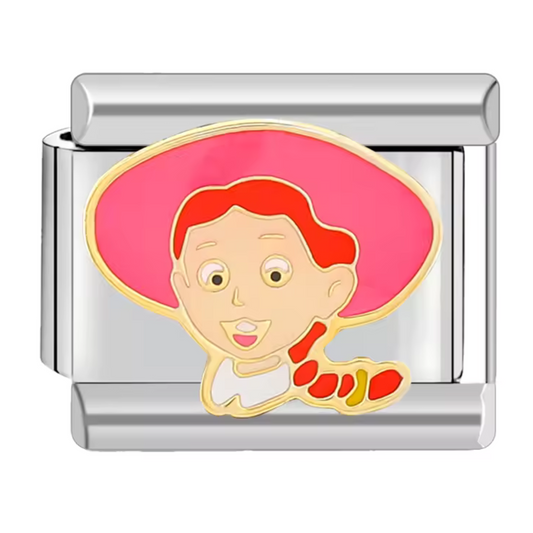 Ce charm italien capture le sourire pétillant de Jessie, la cowgirl intrépide de Toy Story. Confectionné en acier inoxydable argenté de haute qualité, il se distingue par ses détails soignés et sa finition brillante, pour un bijou durable et plein de caractère. Facile à fixer, il se glisse parfaitement sur nos bracelets composés de 17 maillons extensibles et réglables, adaptés à tous les poignets. Compatible avec tous nos charms italiens, ce bijou est parfait pour ajouter une touche d’aventure et de charme 