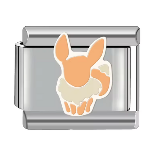 Ce charm italien adorable représente Évoli, le Pokémon aux multiples évolutions et à la frimousse irrésistible. Confectionné en acier inoxydable argenté de haute qualité, il se distingue par ses détails soignés et sa finition brillante qui séduiront les fans de l’univers Pokémon. Facile à fixer, il s’intègre parfaitement à nos bracelets composés de 17 maillons extensibles et réglables, convenant à tous les poignets. Compatible avec tous nos charms italiens, ce bijou est idéal pour ajouter une touche de douc