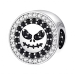 Ce charm pendentif rond en argent 925 (S925) met en vedette le crâne souriant iconique de Jack Skellington, yeux et contours crânien incrustés de strass Swarovski multicolores étincelants. Il symbolise éclat Halloween scintillant, charisme squelettique pailleté et magie Burton brillante.

Caractéristiques :

Matière : Argent 925 (S925) noir poli avec strass haute brillance cristalins.
Design : Tête ronde profilée sourire large, orbites vides strassées hypnotiques, bordure ronde ciselée.
Compatibilité : Comp