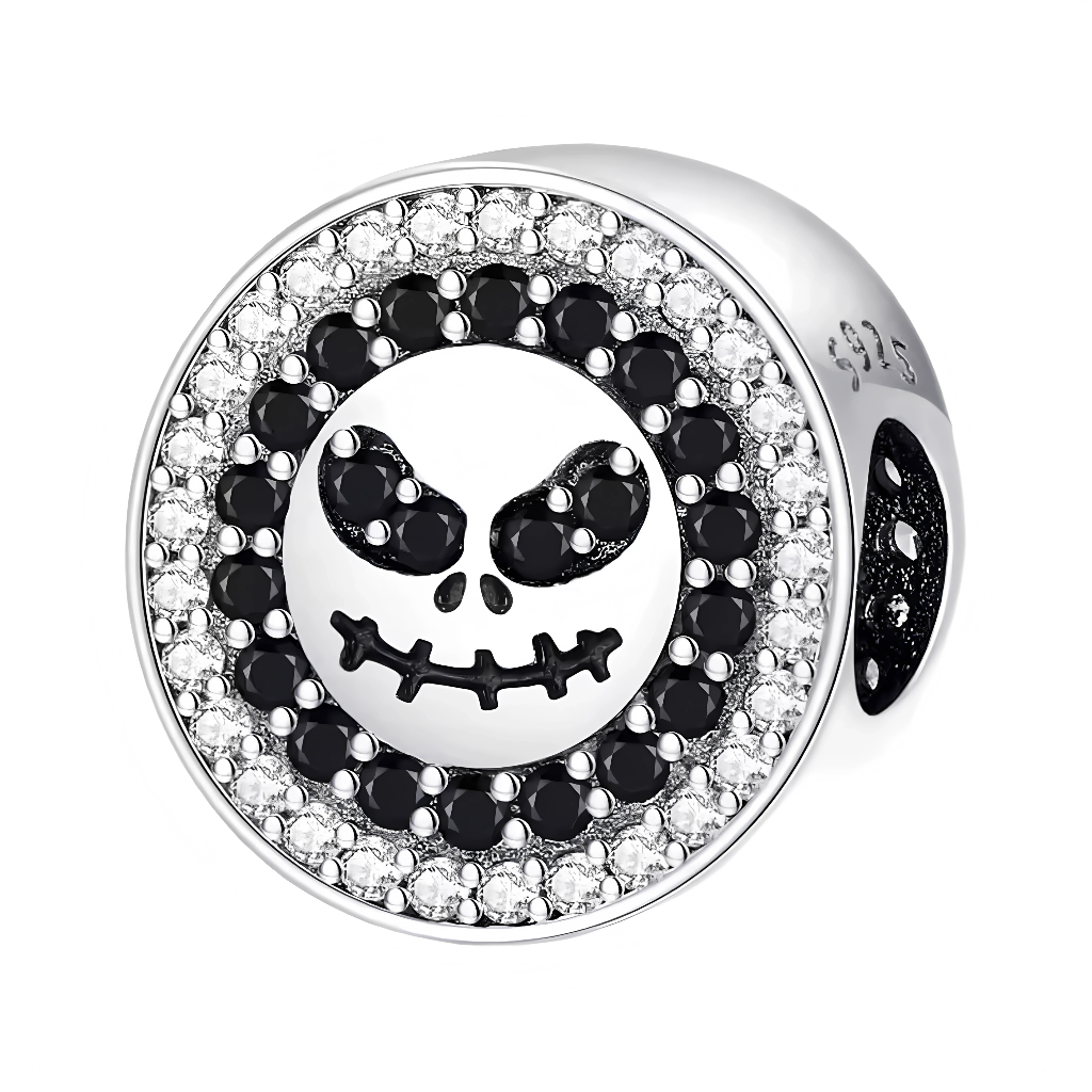 Ce charm pendentif rond en argent 925 (S925) met en vedette le crâne souriant iconique de Jack Skellington, yeux et contours crânien incrustés de strass Swarovski multicolores étincelants. Il symbolise éclat Halloween scintillant, charisme squelettique pailleté et magie Burton brillante.

Caractéristiques :

Matière : Argent 925 (S925) noir poli avec strass haute brillance cristalins.
Design : Tête ronde profilée sourire large, orbites vides strassées hypnotiques, bordure ronde ciselée.
Compatibilité : Comp