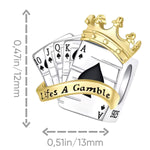 Ajoutez une touche de sophistication et de mystère à votre bracelet avec ce charm en argent 925 représentant un jeu de cartes orné d’une couronne dorée. Symbole de chance, de stratégie et de royauté, ce bijou capture l'essence du jeu et du pouvoir, tout en évoquant l'univers des rois et des reines du jeu.