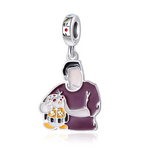Revivez la douceur comique de Joey Tribbiani dans Friends avec ce charm inspiré de sa scène où il couvre les oreilles de sa peluche Hugsy. Ce bijou capture l’attachement de Joey pour son pingouin adoré, parfait pour les fans de la série qui veulent ajouter une touche de cœur et de rire à leur collection.