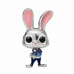 Ce charm pendentif capture Judy Hopps, lapine officier au regard déterminé et aux grandes oreilles roses, en uniforme bleu marine avec badge et bras croisés en pose confiante. Le design en argent chromé brillant met en valeur ses grands yeux expressifs et sa silhouette dynamique, prête pour l’action. L’anneau supérieur rond assure une fixation solide sur les bracelets