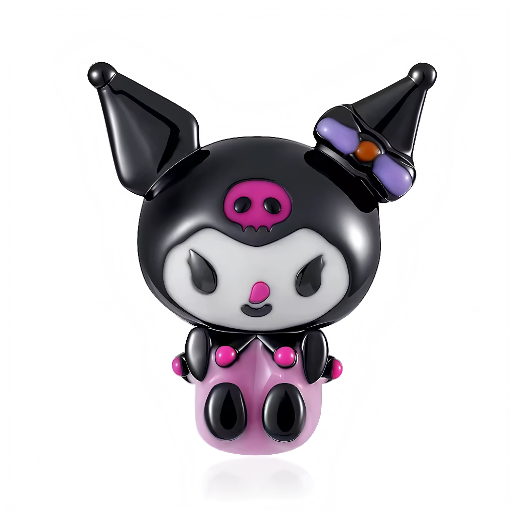 Ce charm pendentif audacieux et mystérieux met en scène&nbsp;Kuromi&nbsp;de l’univers Sanrio dans son costume de sorcière Halloween iconique, avec une silhouette noire glossy en enamel qui capture son esprit rebelle et espiègle. Sa tête ovale arbore de grandes oreilles pointues violettes/oranges, un crâne rose sur le front, des yeux fushia perçants et un sourire malicieux, surmontés d’un chapeau de sorcière violet/noir orné d’une petite fleur. La robe violette courte avec volants roses et les bottes mauves 