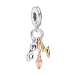 Ajoutez une touche de magie et d'aventure à votre collection avec ce charm unique qui combine les lunettes emblématiques de Harry Potter, sa Nimbus 2000, et sa célèbre cicatrice en forme d'éclair. Fabriqué en argent sterling 925, ce charm de haute qualité est compatible avec tous les bracelets Pandora, vous permettant de porter avec vous des symboles clés de l'univers de Harry Potter. Parfait pour les fans de la saga, ce charm capture les détails essentiels de ces objets iconiques, ajoutant une note d'histo