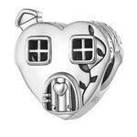 Créez un refuge d’amour avec ce charm en forme de maison façonnée comme un cœur. Ce bijou délicat, évoquant la chaleur et l’affection d’un foyer aimant, est parfait pour ceux qui chérissent les liens familiaux et l’idée d’un chez-soi.