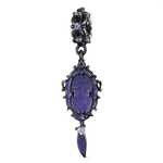 Plongez dans l'univers mystérieux de Blanche-Neige avec ce charm en argent 925 représentant le miroir magique de la Méchante Reine. Symbole de pouvoir, de vanité et de sorcellerie, ce bijou captivant ajoutera une touche de mystère et de magie noire à votre collection, rendant hommage à l’un des objets les plus emblématiques du conte.