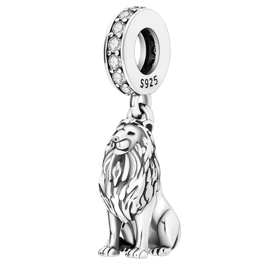 Rendez hommage au majestueux Mufasa avec ce charm unique inspiré de Le Roi Lion. Symbole de sagesse et de courage, ce charm délicatement sculpté capture l'esprit noble de ce personnage emblématique, parfait pour les fans du film et de l'univers de la savane.