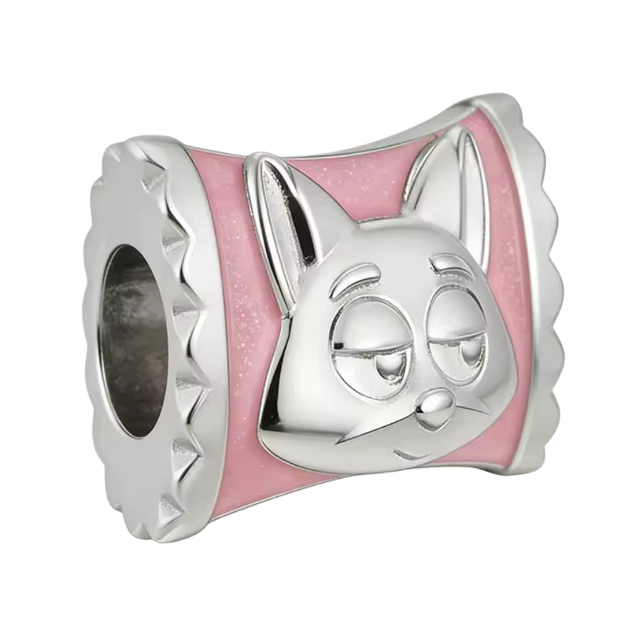 Ce charm capture tout le charme roublard de Nick Wilde, renard emblématique de Zootopie au regard mi‑amusé mi‑blasé. Son museau fin et ses grandes oreilles sont sculptés en relief au centre d’un cadre légèrement incurvé, rehaussé d’un émail rose pailleté qui apporte une touche douce et féminine, pour un bijou fun et urbain qui rappelle immédiatement l’univers animé de la ville.