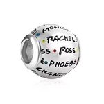 Ajoutez une touche nostalgique et amusante à votre collection avec ce charm unique Friends – Noms des Personnages ! Conçu en argent 925, ce charm présente les noms des célèbres personnages de la série Friends, gravés de manière élégante. Ce design est parfait pour les fans de la série qui veulent garder un souvenir des moments inoubliables passés avec Ross, Rachel, Monica, Chandler, Joey et Phoebe.