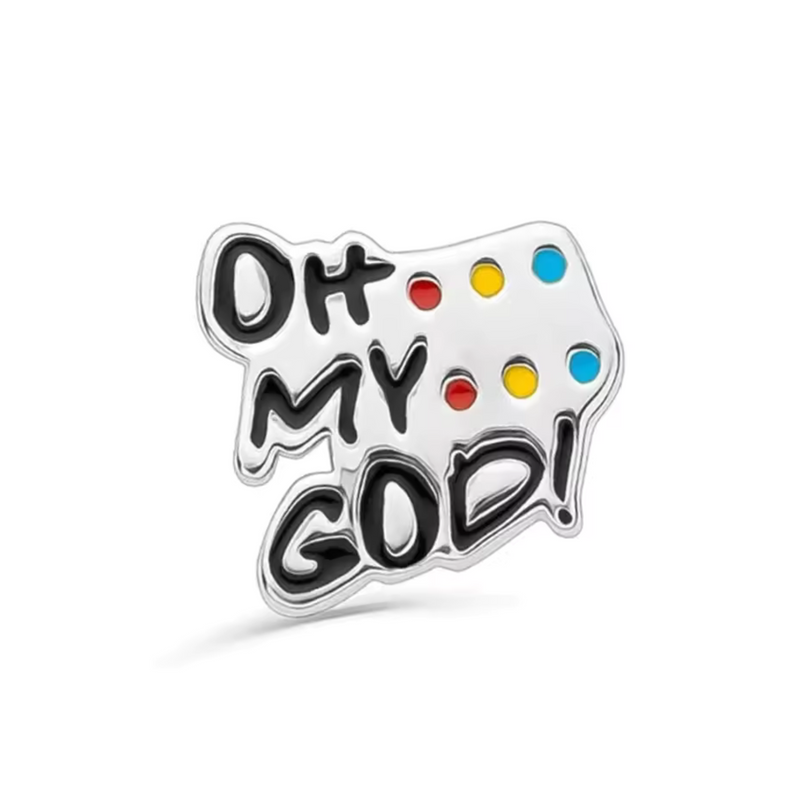 Ce charm pendentif en argent 925 (S925) met à l’honneur l’exclamation culte « Oh My God », clin d’œil direct à Janice dans Friends et à sa réplique iconique. Il capture l’énergie exubérante, la surprise théâtrale et l’humour inoubliable de la série.

Caractéristiques :

Matière : Argent 925 (S925) poli, avec la mention « Oh My God » finement gravée ou embossée, parfois remplie d’émail coloré pour un contraste pop.
Design : Typographie expressive rappelant le ton aigu de Janice, éventuellement entourée de pe