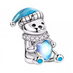 Ce charm délicat représente un ourson tendre enlaçant un coeur, symbole d’affection et de protection. Alliant la douceur animale à l’éclat raffiné de la perle, ce bijou évoque chaleur, tendresse et élégance. Parfait pour exprimer un amour sincère ou une attention particulière, il apporte une touche câline et précieuse à votre bracelet ou collier.