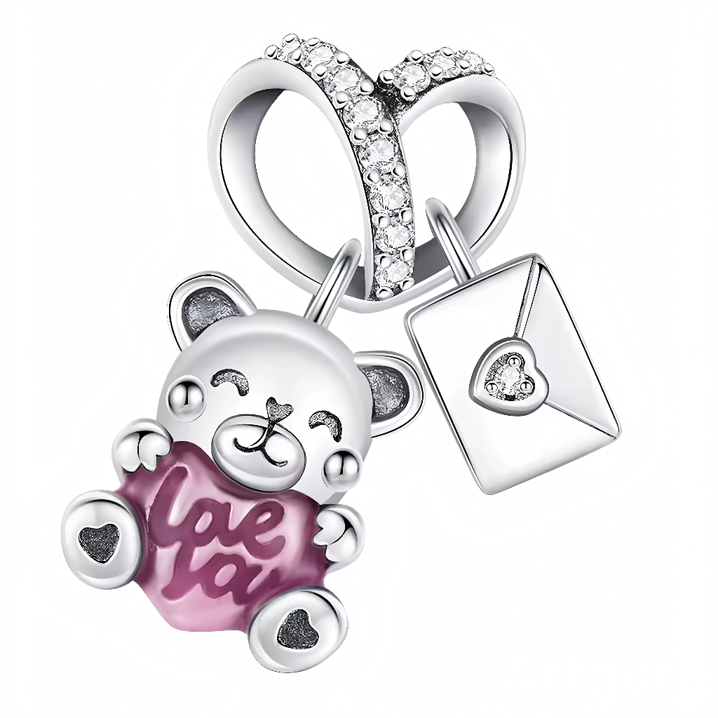 Ce charm pendentif en argent 925 met en scène un petit ours câlin tout doux avec un cœur « Love » rose sur le ventre et une enveloppe attachée. Il symbolise tendresse, déclarations d’amour et messages doux envoyés du cœur.

Caractéristiques

Matière : Argent 925, cœur émaillé rose, zircons sur l’anneau.
Design : Ours 3D expressif, enveloppe détaillée avec cœur gravé.
Compatibilité : Anneau pour bracelets et colliers européens.