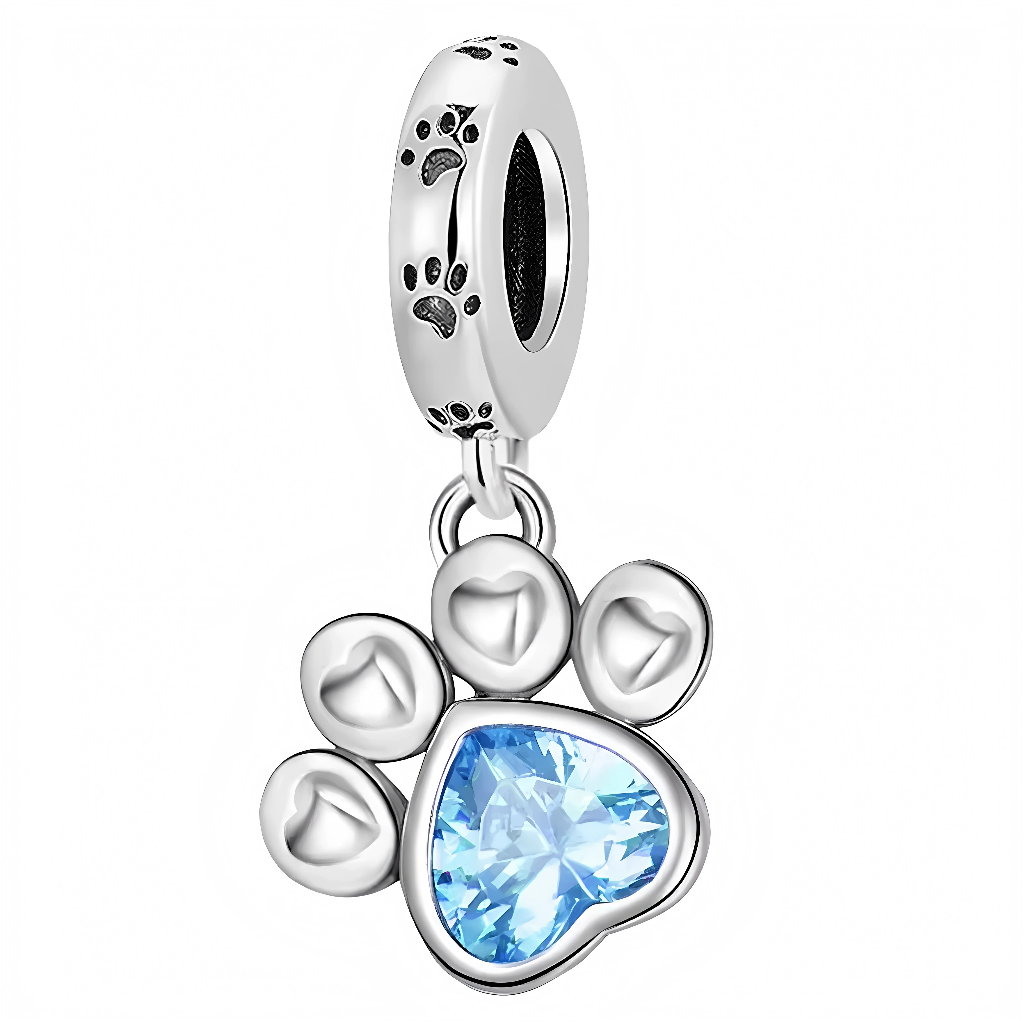 Ajoutez une touche d’éclat à votre collection avec ce charm en forme de patte ornée de strass. Ce bijou délicat, symbolisant l’amitié et la fidélité des animaux de compagnie, est parfait pour les amoureux des bêtes qui souhaitent briller avec élégance.