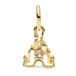 Apporte une touche féerique et élégante à ton bracelet avec ce charm pendant château doré. Inspiré des univers de contes de fées, ce bijou met en valeur un château raffiné avec une finition dorée lumineuse et des détails délicats qui évoquent la magie et les rêves. Un charm original et enchanteur, parfait pour celles et ceux qui aiment les bijoux symboliques et l’univers Disney.

Caractéristiques :

- Matière : Argent 925 avec détails en métal doré.
- Design : Château en version pendentif avec finitions soi