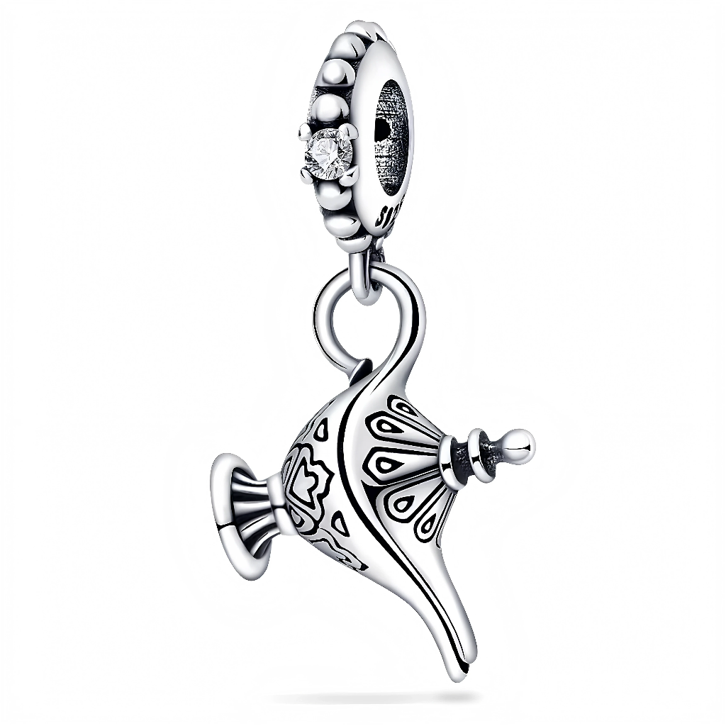 Faites un vœu et laissez-vous emporter par la magie avec ce charm représentant la célèbre lampe d'Aladdin. Disponible en argenté ou doré, ce bijou en argent 925 incarne l'enchantement et les mystères des contes orientaux. Parfait pour les rêveurs, les amateurs de contes et les passionnés de l'univers d'Aladdin, ce charm est un hommage à la magie, aux génies et aux souhaits exaucés.